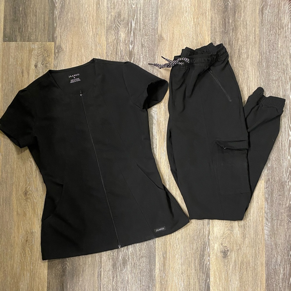 Jaanuu scrub set